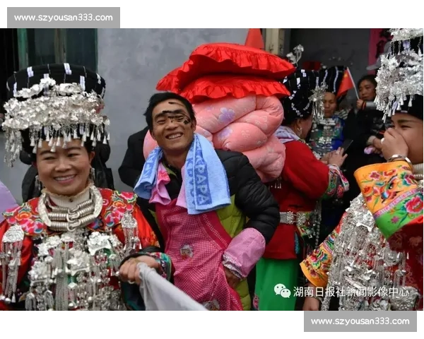 黑脸下的泪光:新娘眼里的疼与暖